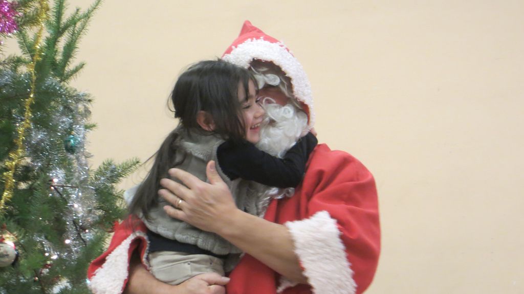 Les enfants témoignent beaucoup d'affection pour ce vieux monsieur