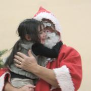 Les enfants témoignent beaucoup d'affection pour ce vieux monsieur