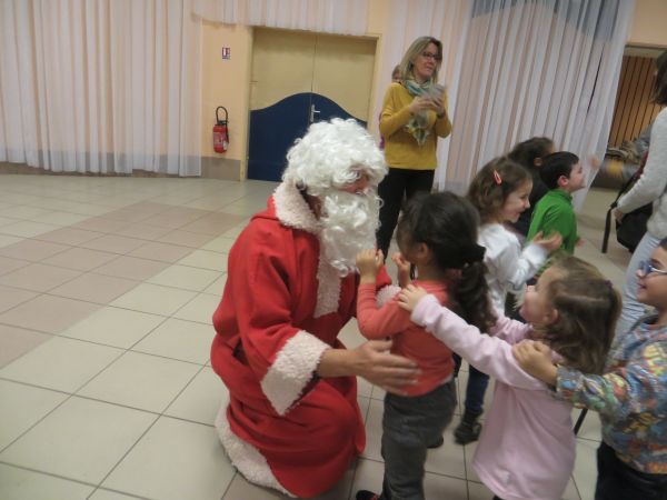 Les enfants qui le souhaitaient pouvait embrasser le père Noël