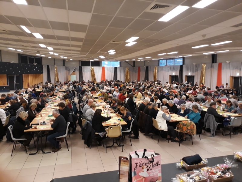 Une vue de la salle avec le public nombreux et attentif.